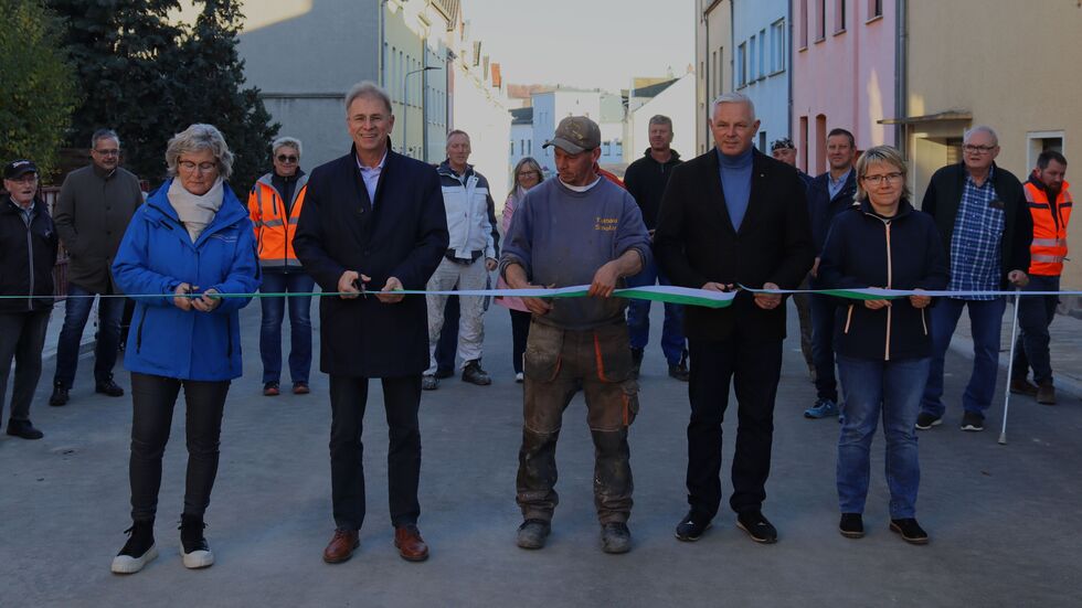 Oberbürgermeister André Raphael (2.v.l.) begrüßte zur feierlichen Übergabe Vertreter der Baufirmen, Stadträte und Anwohner.