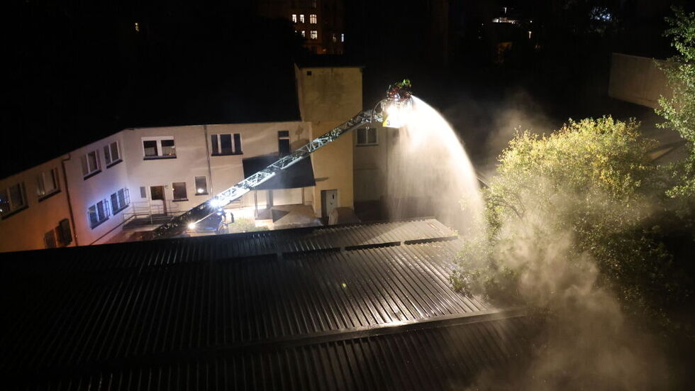 Die Feuerwehr musste das Dach der Fabrikhalle löschen. Die Flammen hatten mehrere Balken beschädigt. Die Feuerwehr musste das Dach der Fabrikhalle löschen. Die Flammen hatten mehrere Balken beschädigt.