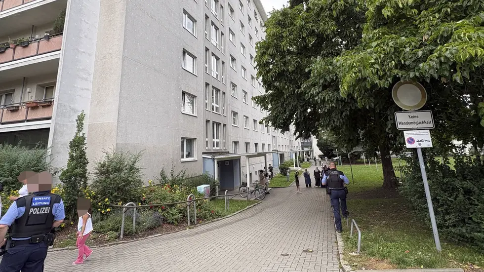 Polizeieinsatz an der Straße der Nationen: Ein Kind stürzte von einem Vordach und kam schwer verletzt ins Krankenhaus. Polizeieinsatz an der Straße der Nationen: Ein Kind stürzte von einem Vordach und kam schwer verletzt ins Krankenhaus.