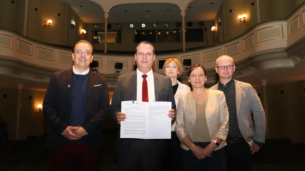Landrat Rico Anton (2.v.l.) kämpft für den Erhalt der Kultur.