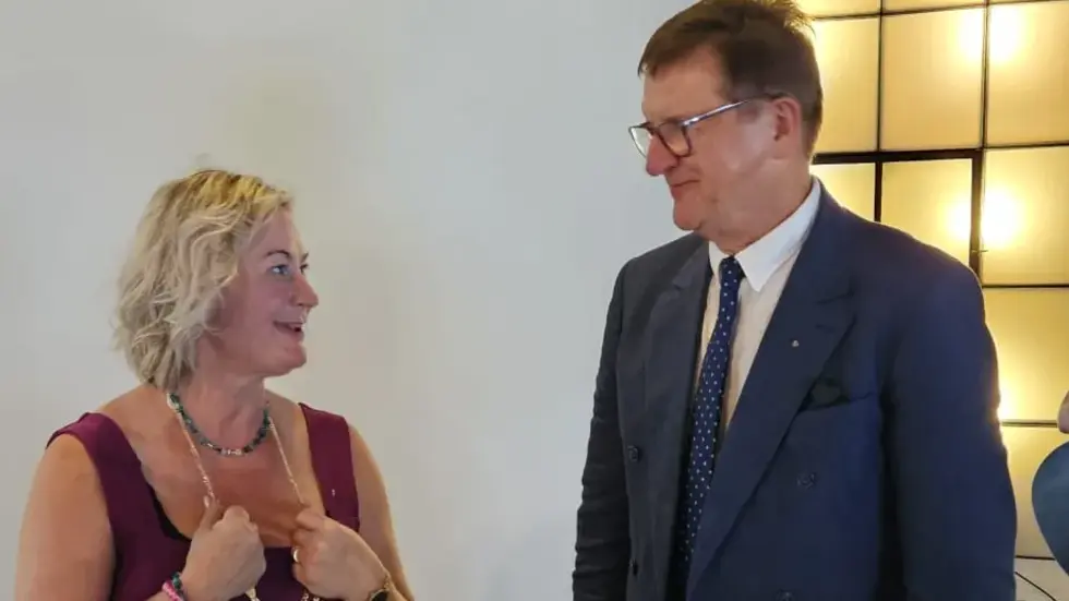 Präsidentenwechsel beim Rotary Club Dreiländereck Oberlausitz: Ute Wunderlich übergibt das Amt an Dr. Jacek Glaizer.  