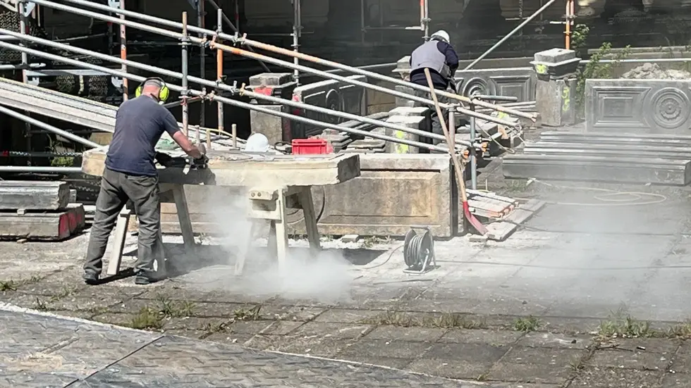 Sandsteinelemente der Kolonnaden des Römischen Bades werden aufbereitet