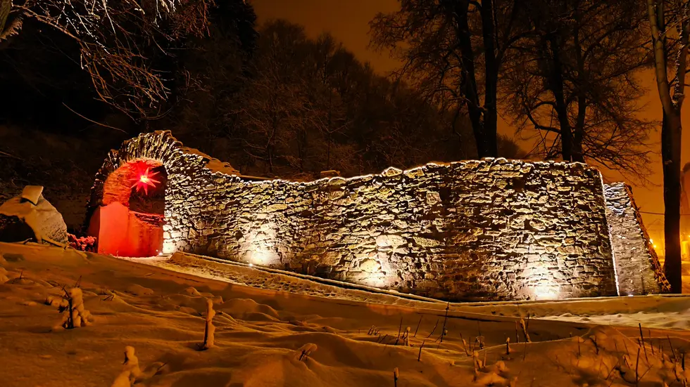 Nachts wird die Ruine der Gottesackerkapelle mit Licht in Szene gesetzt. Nachts wird die Ruine der Gottesackerkapelle mit Licht in Szene gesetzt.