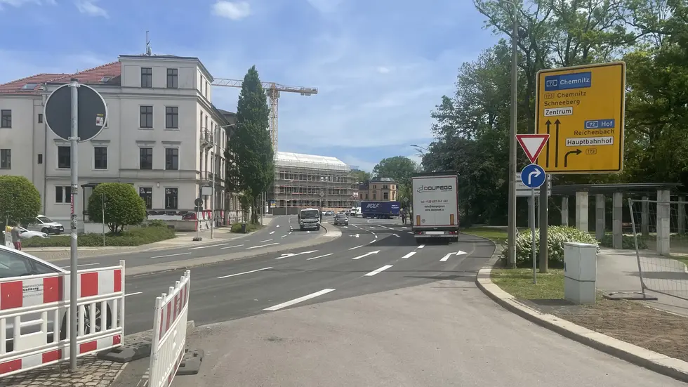 Auf dem Abschnitt zwischen Bahnhofstraße und Reichenbacher Straße wurde bei der Gelegenheit die Fahrbahndecke der Humboldtstraße erneuert. Auf dem Abschnitt zwischen Bahnhofstraße und Reichenbacher Straße wurde bei der Gelegenheit die Fahrbahndecke der Humboldtstraße erneuert.