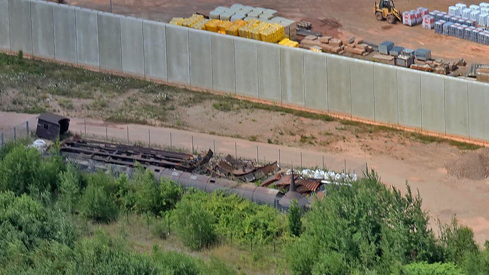 Zerlegter Wasserturm neben der Gefängnismauer
