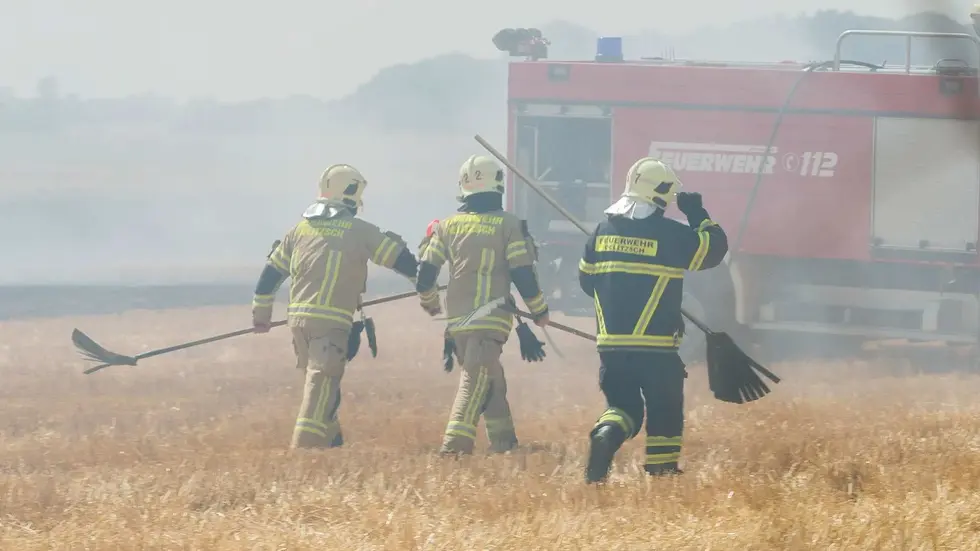 Feuerwehrleute am Brandort. Feuerwehrleute am Brandort.