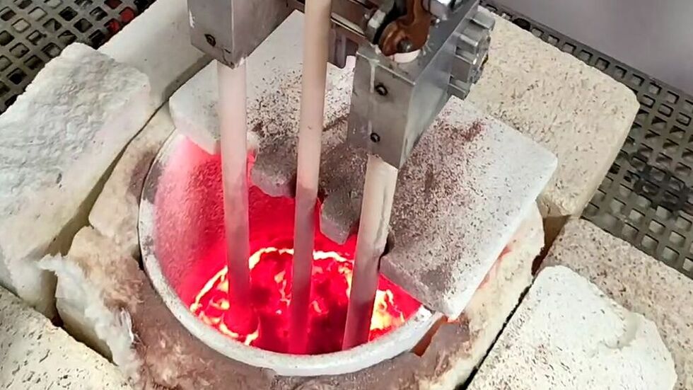 Die Schmelzwanne muss auf bis zu 1.500 °C erhitzt werden.