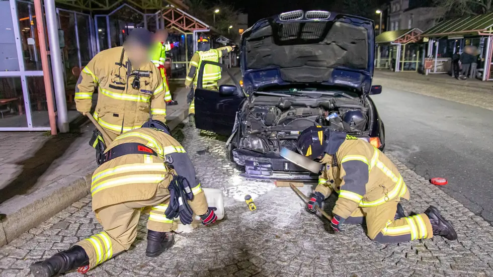 Einsatzkräfte mussten auslaufendes Öl entfernen. Einsatzkräfte mussten auslaufendes Öl entfernen.