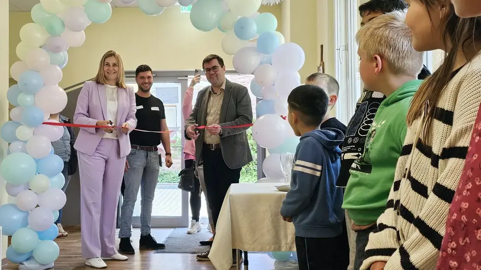 Am Dienstag wurden die neuen Horträume offiziell übergeben. v.l.: OB Constance Arndt, Kita-Leiter Tobias Kraska und Marcel Kruppa, (Leiter des Amtes für Familie, Schule und Soziales