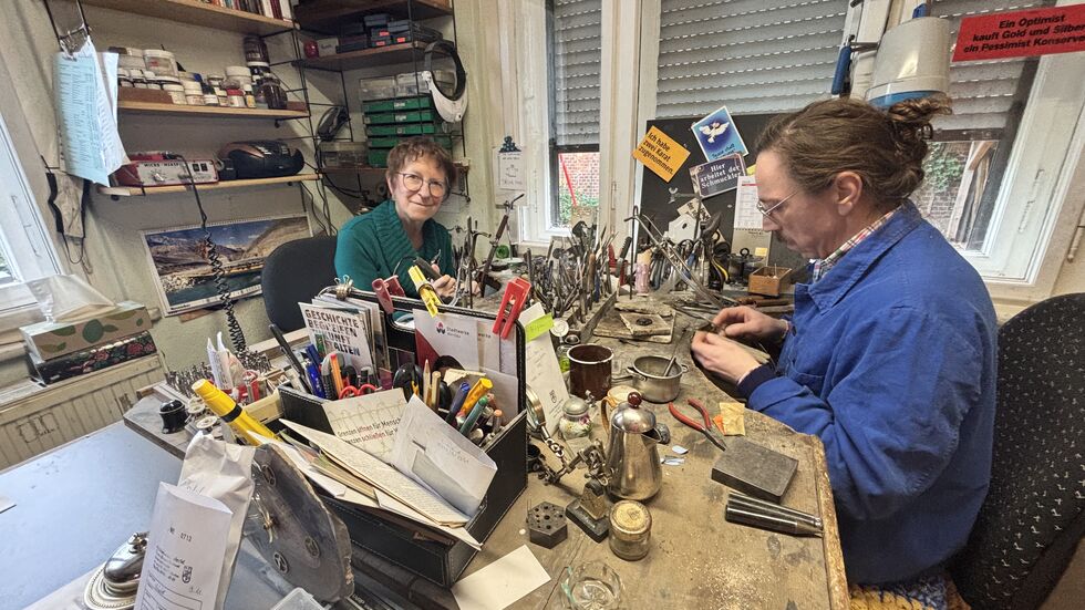 Aktuell arbeiten beide zusammen; nach seiner Ausbildung soll Hagen Wirsing das Geschäft übernehmen. Aktuell arbeiten beide zusammen; nach seiner Ausbildung soll Hagen Wirsing das Geschäft übernehmen.
