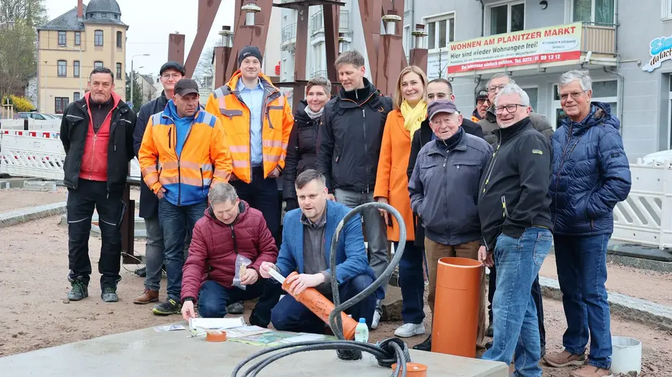 Mitglieder des Stadtmanagements, Schnitzer, Bauleute und die Oberbürgermeisterin beim Versenken der Zeitkapsel Mitglieder des Stadtmanagements, Schnitzer, Bauleute und die Oberbürgermeisterin beim Versenken der Zeitkapsel