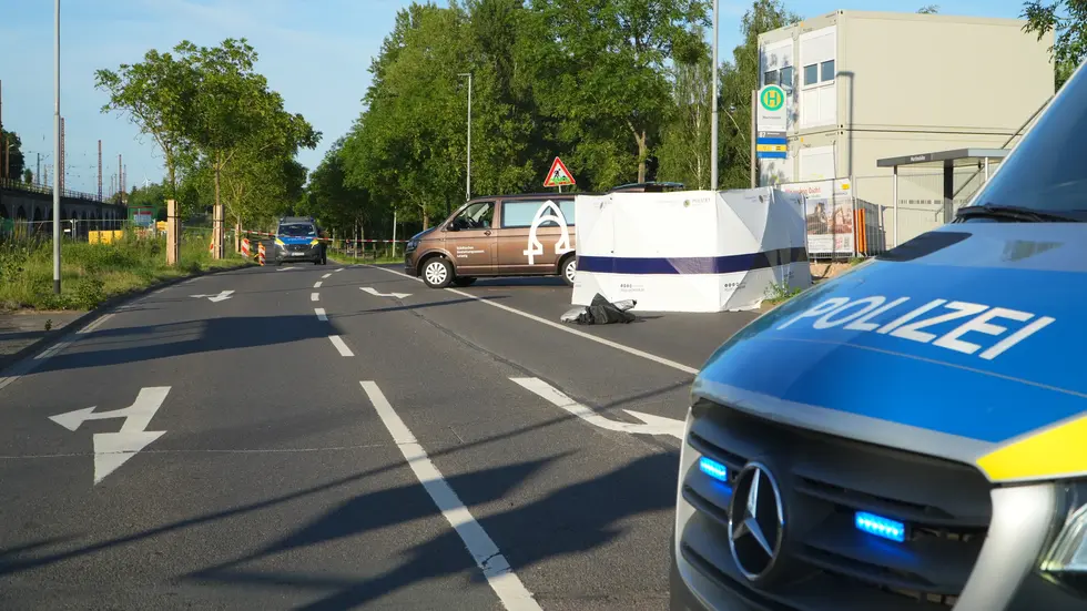 Die Polizei hat für die Verstorbene einen Sichtschutz aufgestellt. Die Polizei hat für die Verstorbene einen Sichtschutz aufgestellt.