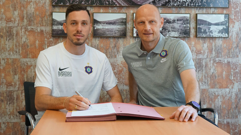 Marcel Bär (links) mit FCE-Sportgeschäftsführer Matthias Heidrich.