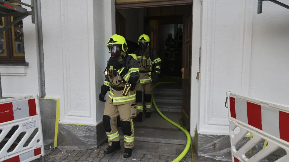 Ein Rauchmelder weckte einen Mieter bei einem Feuer auf dem Sonnenberg. Feuerwehrleute brachten den 47-Jährigen aus der Wohnung.
