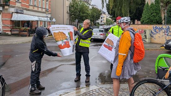 Engagierte des ADFC bei einer Vorstellung für die geplante Radroute West.