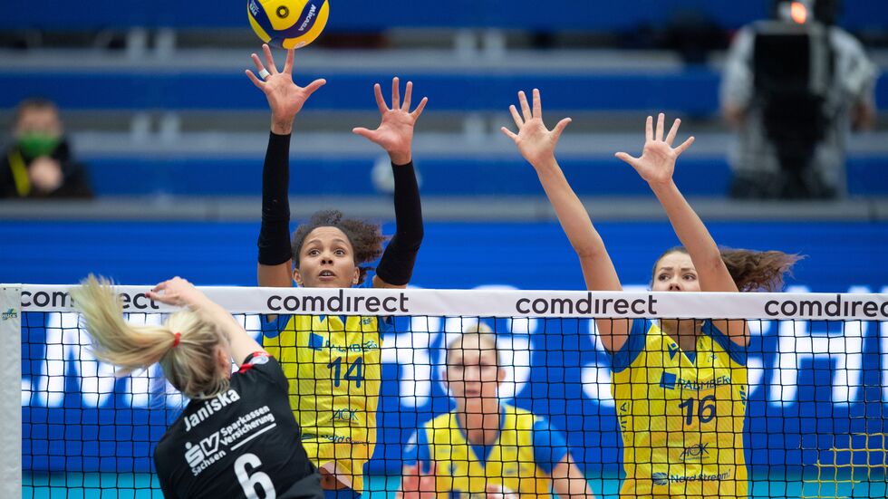 Jennifer Janiska vom DSC in Aktion vor Schwerins Denise Imoudu und Marie Schölzel Jennifer Janiska vom DSC in Aktion vor Schwerins Denise Imoudu und Marie Schölzel