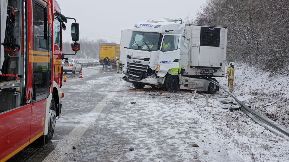 Der Lkw-Fahrer blieb nach ersten Erkenntnissen unverletzt