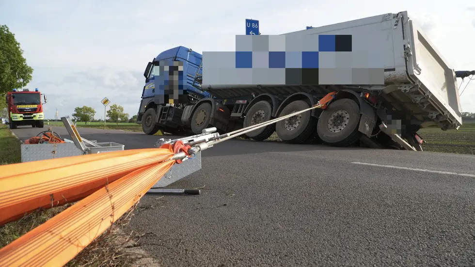 Weil der Kipplaster drohte umzukippen, wurde er mit einem Seil an einen Baum gebunden. Weil der Kipplaster drohte umzukippen, wurde er mit einem Seil an einen Baum gebunden.
