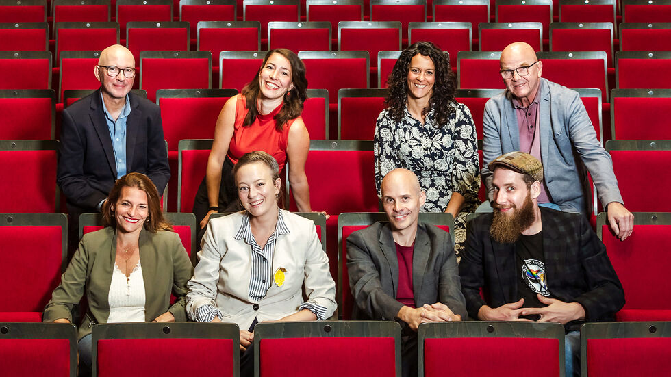 Leitungsteam der Landesbühnen Sachsen: Natalie Wagner (Chefchoreografin), Kai Anne Schuhmacher (Operndirektorin), Johannes Frohnsdorf (Chefdramaturg), Jan Meyer (Oberspielleiter Schauspiel) 


hinten, v. l.: Steffen Pietsch (Leiter junges.studio), Franziska Till (Co-Leitung Figurentheater, Theaterpädagogin), Artemis Willms (kaufmännische Geschäftsführerin), Manuel Schöbel (Intendant und Geschäftsführer)  