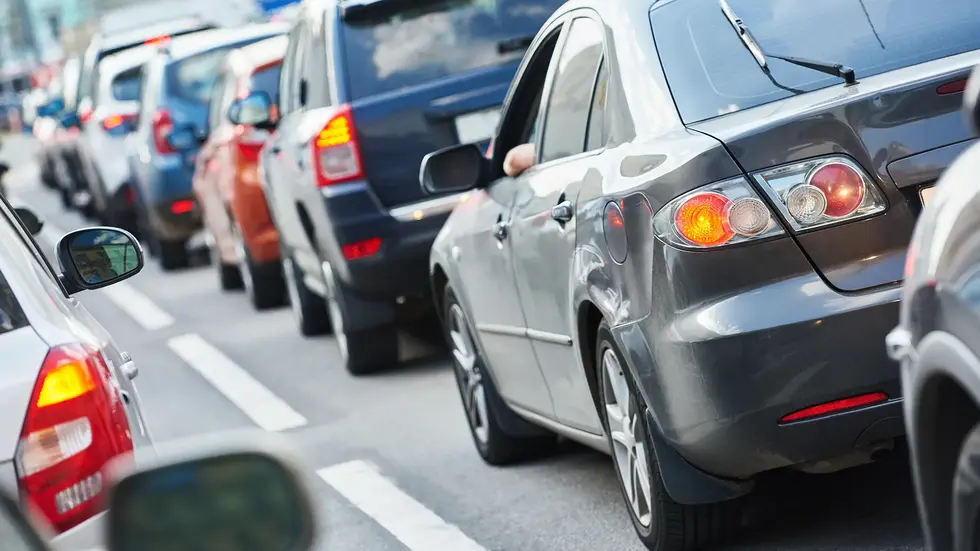Kurz vor der Elbbrücke in Bad Schandau gabs über Ostern an der B172 lange Wartezeiten Kurz vor der Elbbrücke in Bad Schandau gabs über Ostern an der B172 lange Wartezeiten