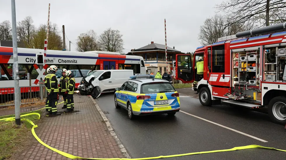 Zahlreiche Rettungskräfte rückten am Sonntag auf der Pflockenstraße an.