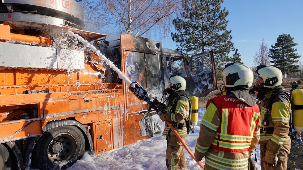 Die Feuerwehr bei den Löscharbeiten in Dresden-Strehlen.