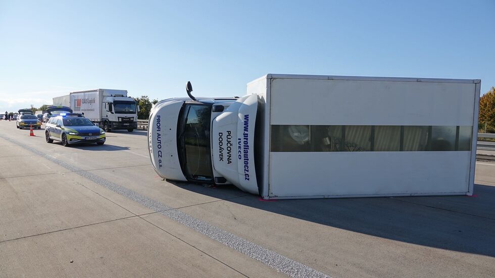 Der Transporter fuhr zunächst in den Straßengraben, kam dann zurück auf die Fahrbahn und kippte dort um. Der Transporter fuhr zunächst in den Straßengraben, kam dann zurück auf die Fahrbahn und kippte dort um.