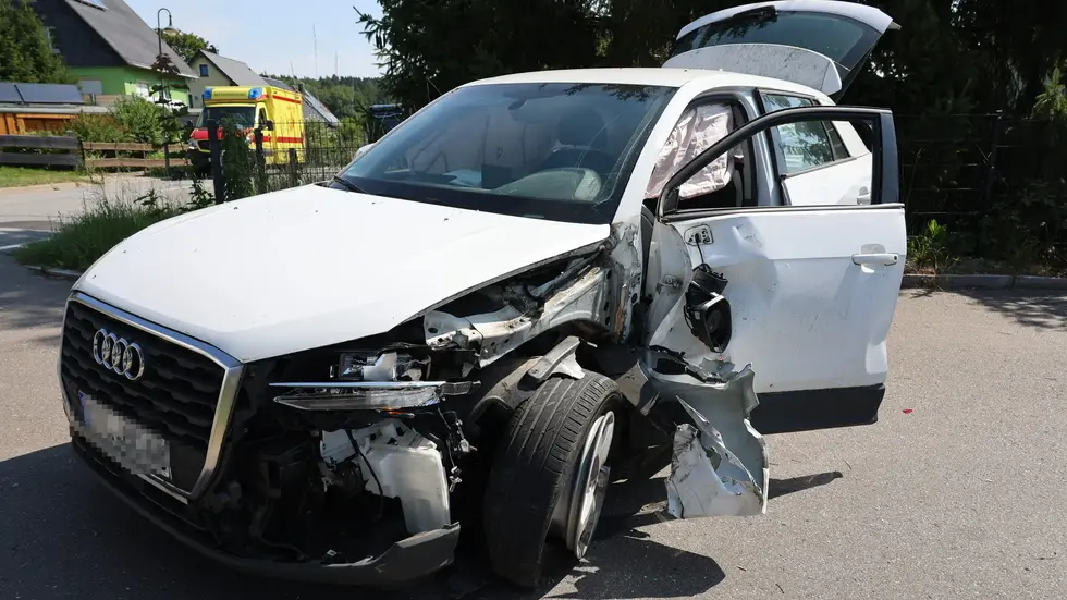 Die Insassen des Audis kamen vorsorglich in eine Klinik. Die Insassen des Audis kamen vorsorglich in eine Klinik.