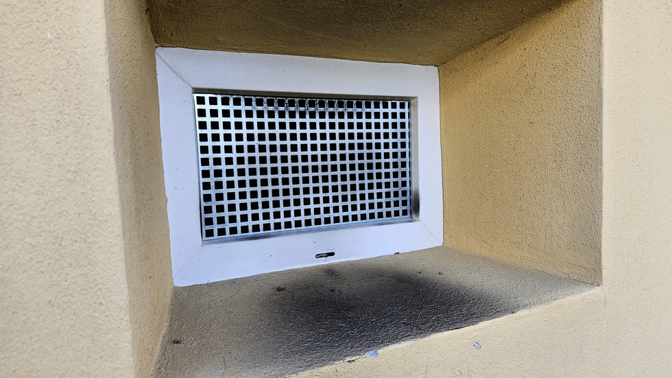 Die Spuren des Brandes sind auch am Kellerfenster sichtbar.