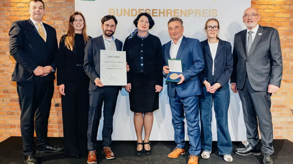 DLG-Präsident Hubertus Paetow (l.) und Prof. Dr. Engel Friederike Arkenau, BMLEH (2.v.r.), überreichen Urkunde und Medaille gemeinsam mit DWV-Präsident Klaus Schneider (r.) und der Deutschen Weinkönigin Paula Löber an die Sächsische Winzergenossenschaft Meissen eG DLG-Präsident Hubertus Paetow (l.) und Prof. Dr. Engel Friederike Arkenau, BMLEH (2.v.r.), überreichen Urkunde und Medaille gemeinsam mit DWV-Präsident Klaus Schneider (r.) und der Deutschen Weinkönigin Paula Löber an die Sächsische Winzergenossenschaft Meissen eG