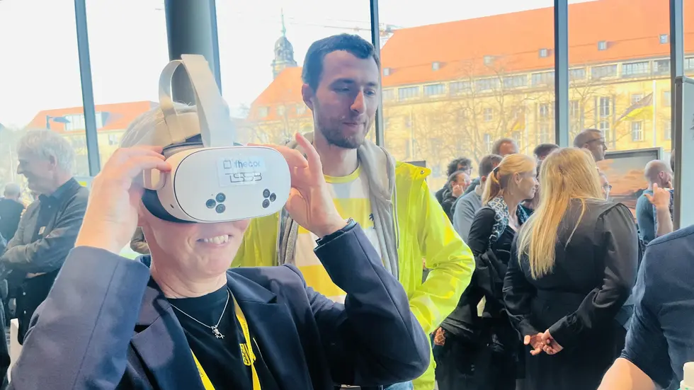 Grit Ernst, die Projektleiterin der neuen Carolabrücke, blickt durch die VR-Brille schon mal auf das neue Bauwerk