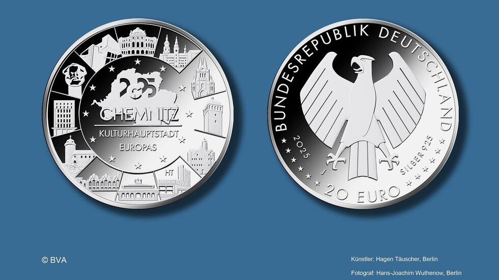 Die Bauwerke sind am äußeren Rand der Münze in zwölf Kreissegmenten platziert – neun davon formen das bekannte C-Emblem, das häufig in Kampagnen der Stadt verwendet wird. Nach dem "C" im Wort "Chemnitz" und in der "0" in der Jahreszahl "2025" ist es dritte "C" auf der Vorderseite Münze. 
