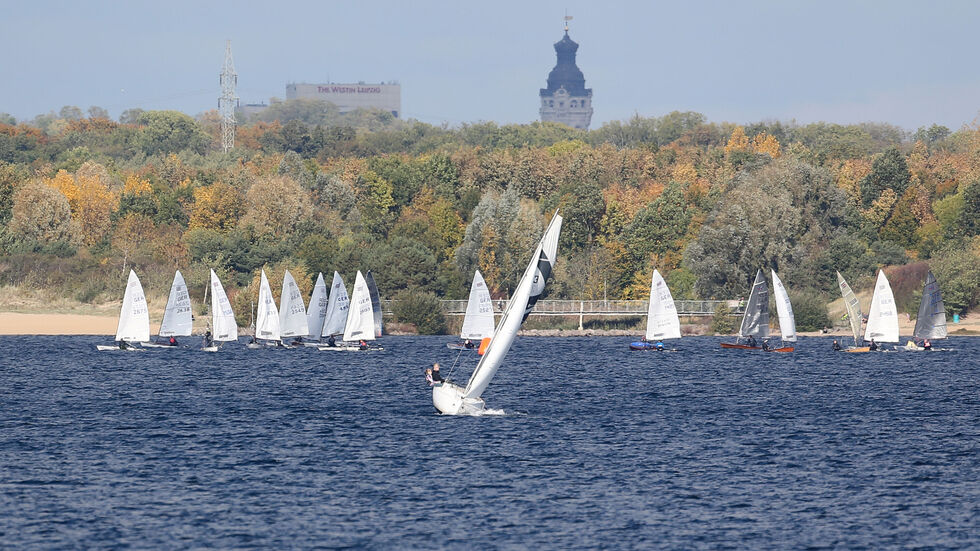 Der Cospudener See bei Leipzig - im Hintergrund der riesige Turm vom Neuen Rathaus (größter in Deutschland) sowie die Spitze vom Leipziger Westin-Hotel.