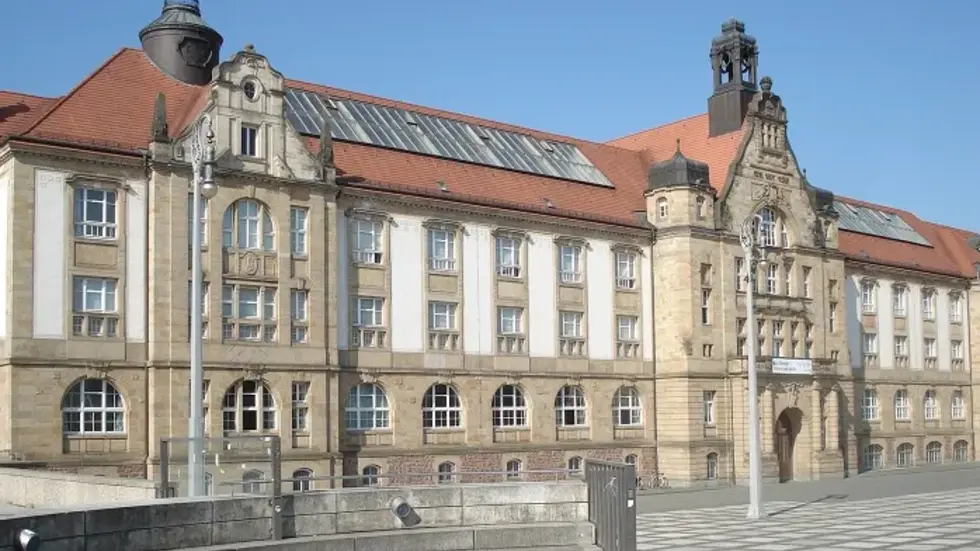 Die Grünen wollen in Chemnitz eine freiwillige Spendenoption beim Ticketkauf für Kultur prüfen lassen. Die Verwaltung sieht Chancen, nennt aber auch technische, personelle und rechtliche Hürden.