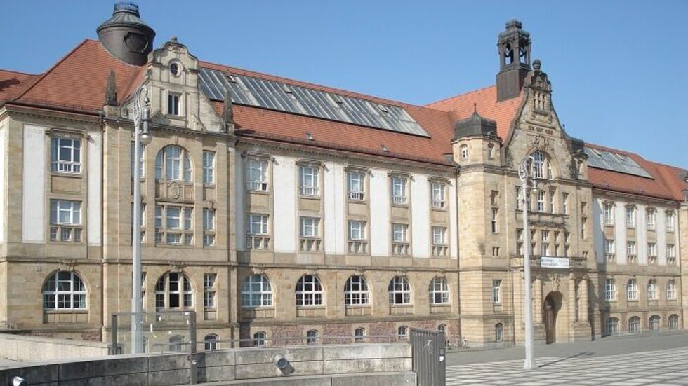 Die Kunstsammlungen Chemnitz geben drei Kunstwerke an die Erben des jüdischen Mäzens Carl Heumann zurück. Die Rückgabe fällt in eine Zeit, in der auch ein Besuch des Botschafters Israels bevorsteht.