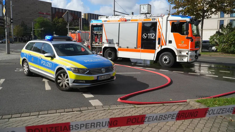 Rettungskräfte am Einsatzort in der Leipziger Innenstadt. Rettungskräfte am Einsatzort in der Leipziger Innenstadt.