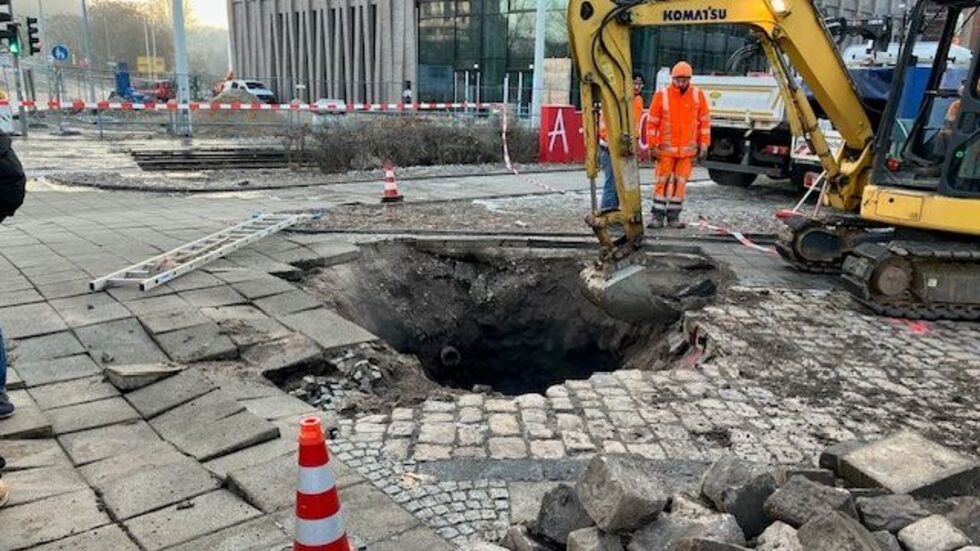 Ein Bagger hat die defekte Leitung freigelegt. 