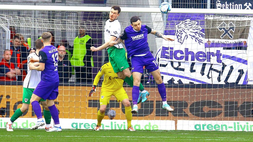 Aues Marcel Bär im Kopfballduell  Aues Marcel Bär im Kopfballduell