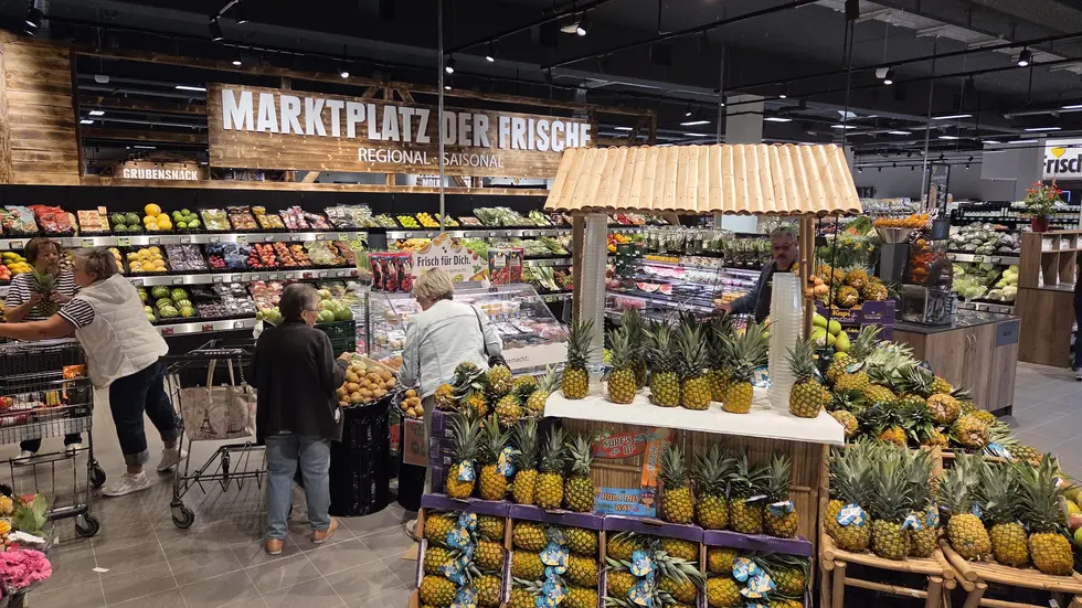 Zum Sortiment gehört frisches Obst und Gemüse. 