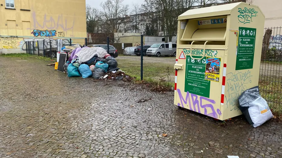 Der vermüllte Altkleider-Container-Platz an der Georg Schumann-Straße, Ecke Toska-Straße.