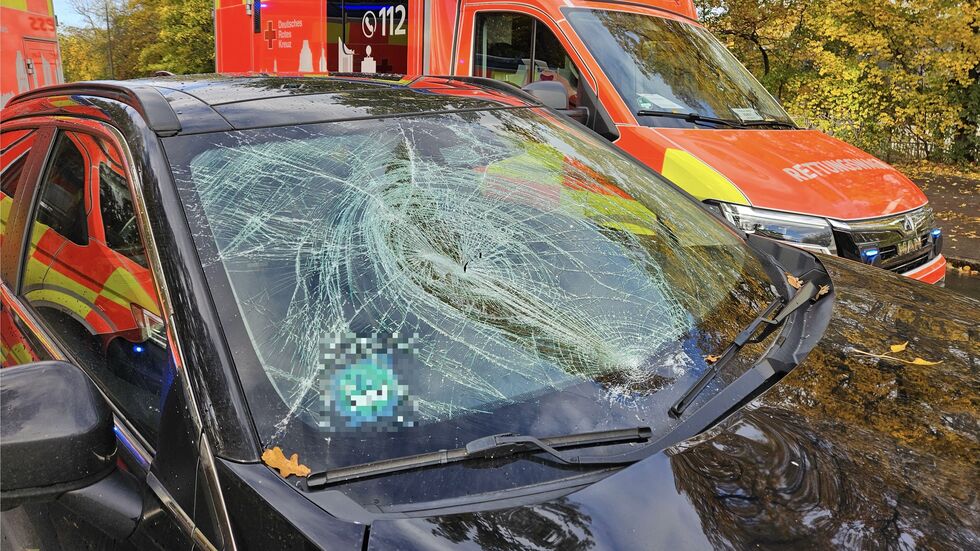 Die Frontscheibe des SUV wurde bei dem Unfall zerstört. Die Frontscheibe des SUV wurde bei dem Unfall zerstört.