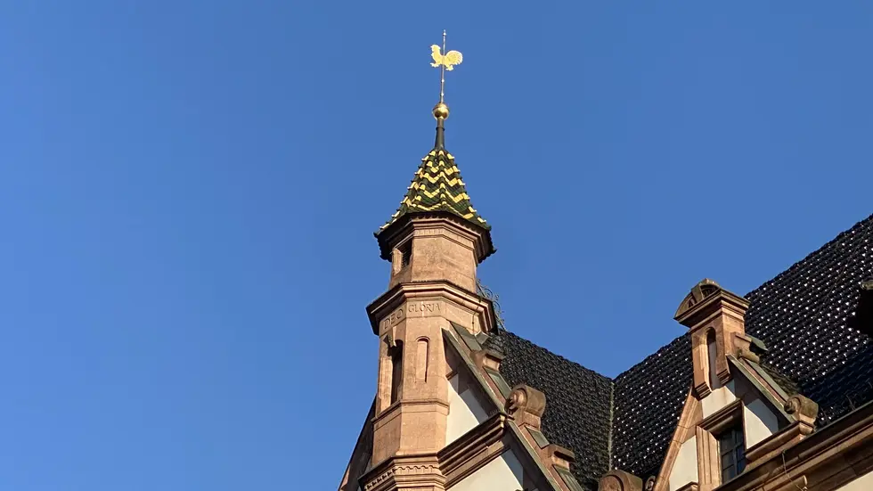 Die Ähnlichkeit der Verzierungen ist klar zu erkennen. Die Ähnlichkeit der Verzierungen ist klar zu erkennen.