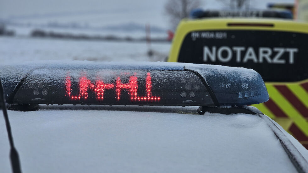 Bei dem Unfall wurden die Kinder im Auto offenbar verletzt, sie wurden zur Begutachtung ins Krankenhaus gebracht (Symbolbild). Bei dem Unfall wurden die Kinder im Auto offenbar verletzt, sie wurden zur Begutachtung ins Krankenhaus gebracht (Symbolbild).