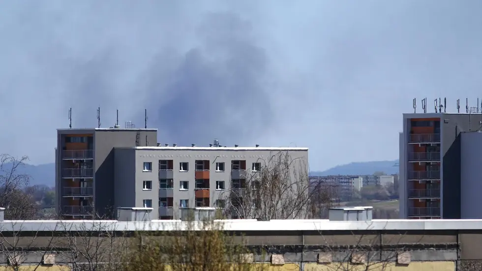 Die Rauchwolke über Heidenau ist kilometerweit zu sehen