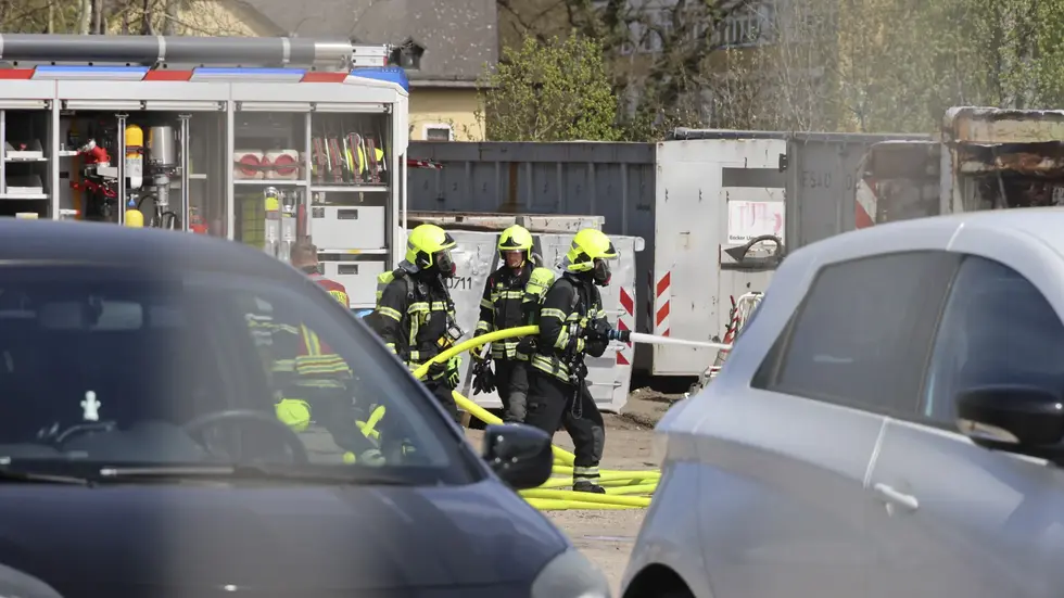Chemnitzer Feuerwehrleute mussten einen Brand in einer Entsorgungsfirma am Fischweg löschen.