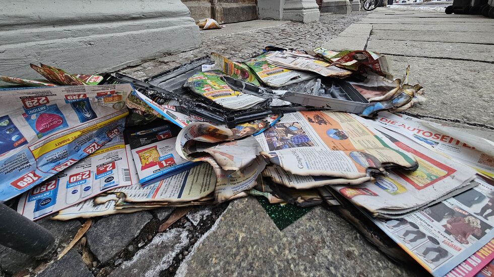 Jemand hat Zeitungen und Werbeprospekte angezündet.