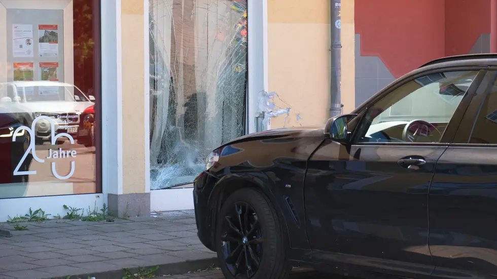 Hier donnerte die Autofahrerin (75) dagegen. Hier donnerte die Autofahrerin (75) dagegen.