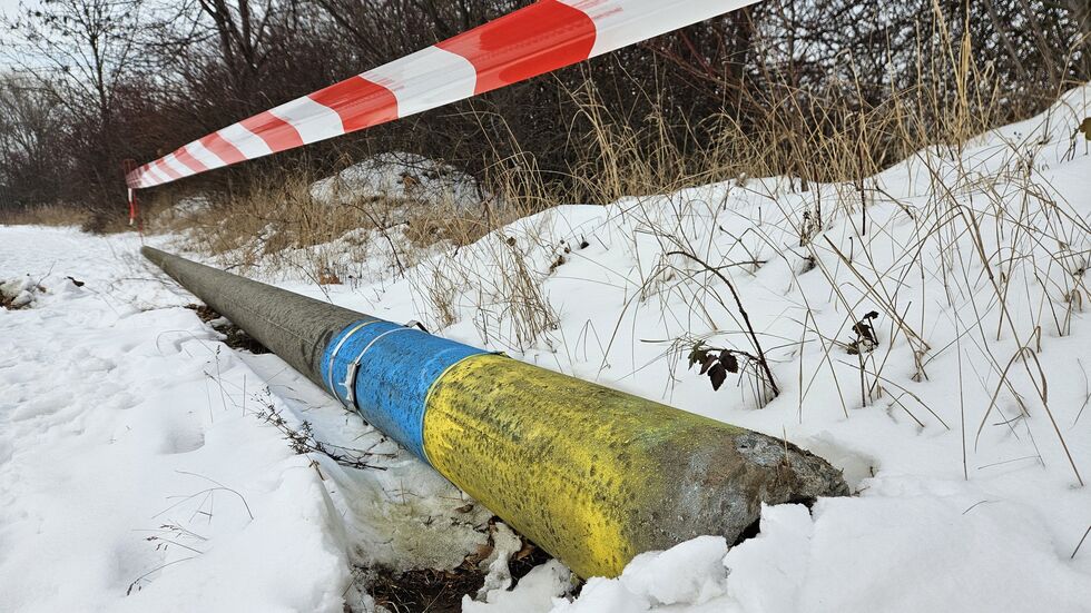 Die Beton-Laterne liegt hinter dem Stumpf.