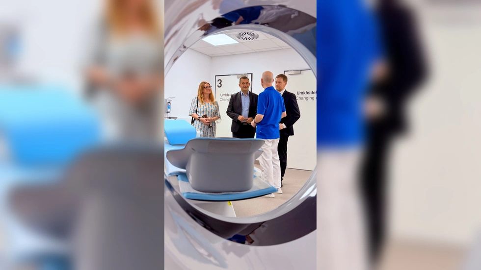 Ministerpräsident Michael Kretschmer, die Aufsichtsratsvorsitzende Susanne Schaper und Dr. med. Jan Ernstberger, Medizinischer Geschäftsführer der Poliklinik gGmbH Chemnitz, während einer Führung durch die moderne Radiologie der Praxiswelt. Die Gäste erhielten Einblicke in das ambulante Versorgungskonzept und die moderne medizinische Ausstattung. Ministerpräsident Michael Kretschmer, die Aufsichtsratsvorsitzende Susanne Schaper und Dr. med. Jan Ernstberger, Medizinischer Geschäftsführer der Poliklinik gGmbH Chemnitz, während einer Führung durch die moderne Radiologie der Praxiswelt. Die Gäste erhielten Einblicke in das ambulante Versorgungskonzept und die moderne medizinische Ausstattung.