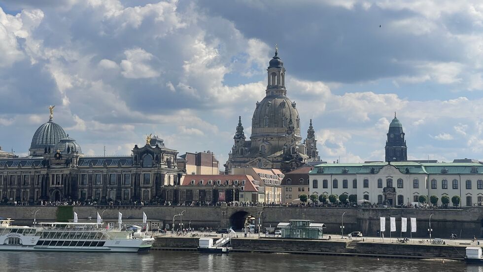 Dresden mit Blick von der Elbe und der Semperoper.